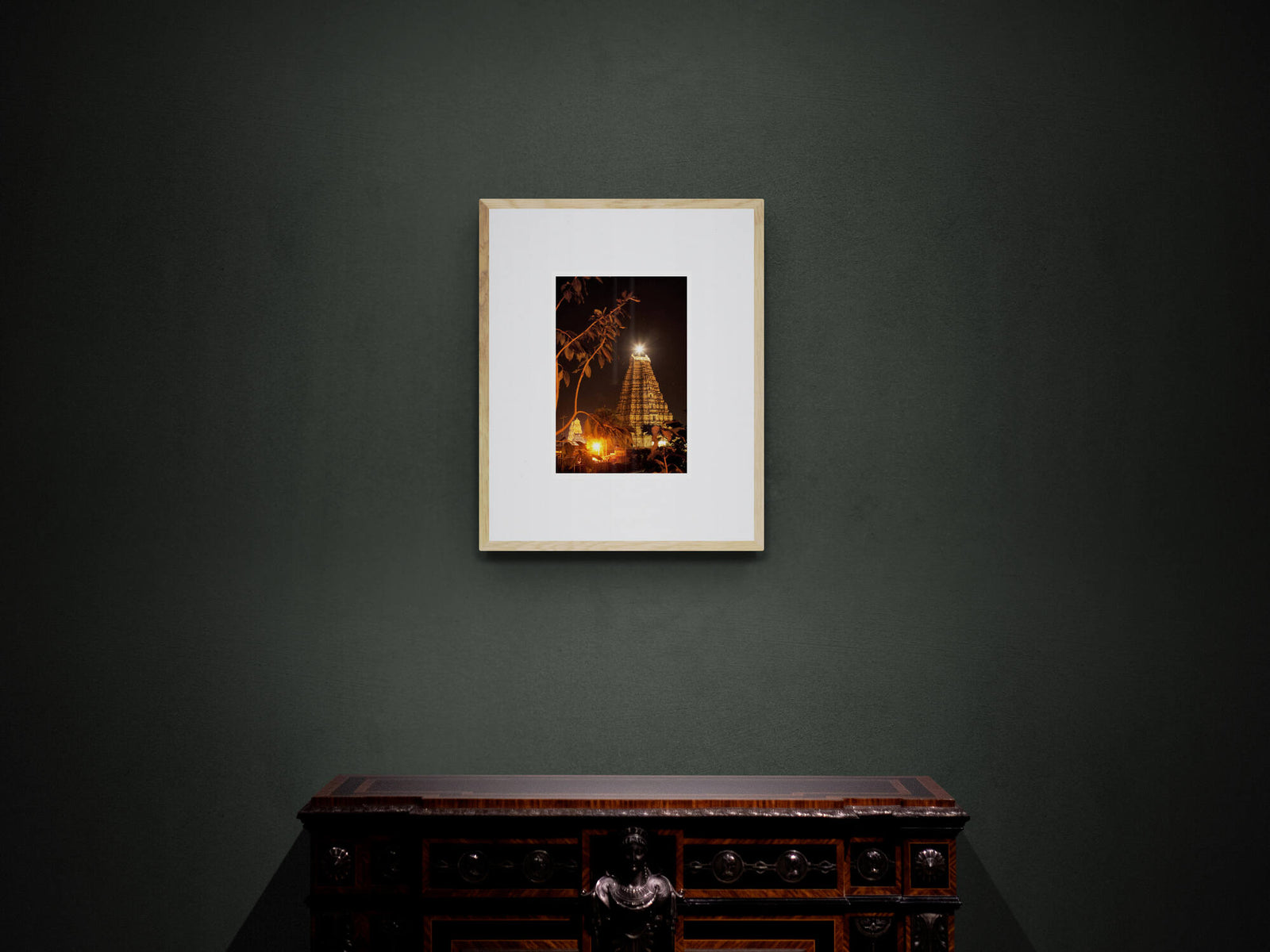 Visualisation d’intérieur avec l’œuvre photographique « Virupaksha-tempel bei nacht; hampi, Karnataka, Indien » d’André Wagner ; il ne s’agit pas d’une installation photographiée.