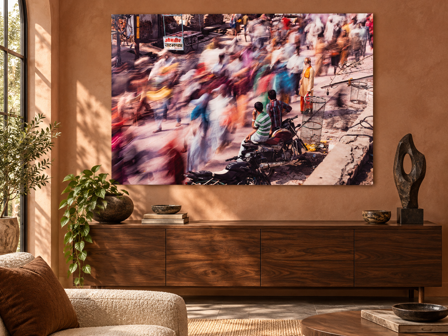 Visualisation d’intérieur avec l’œuvre photographique « Vrindavan parikrama, Indien » d’André Wagner ; il ne s’agit pas d’une installation photographiée.