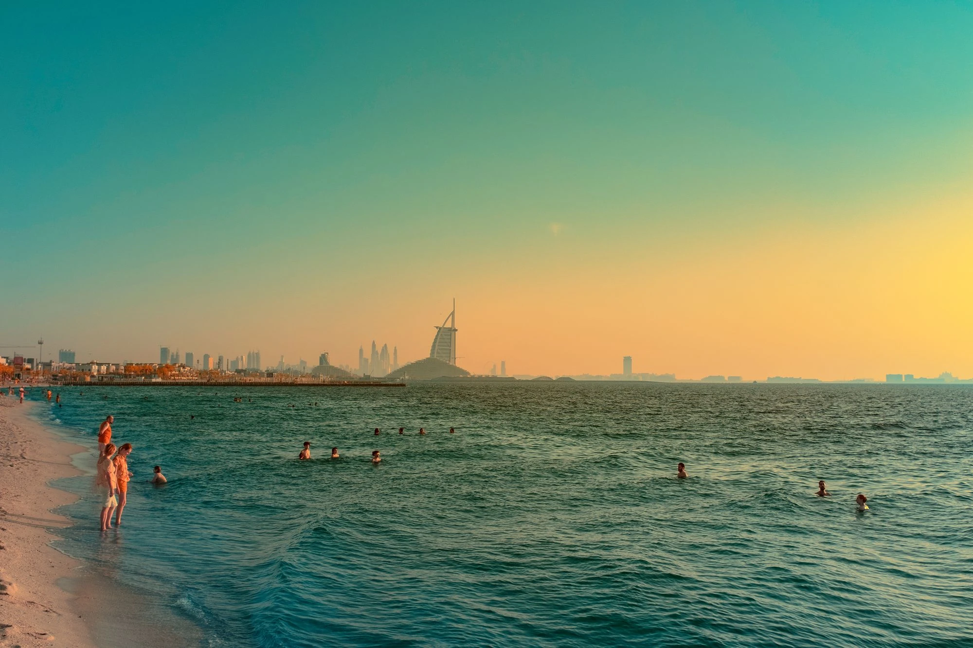 Photographie d’art infrarouge d’André Wagner: Where the Desert Meets the Sea.