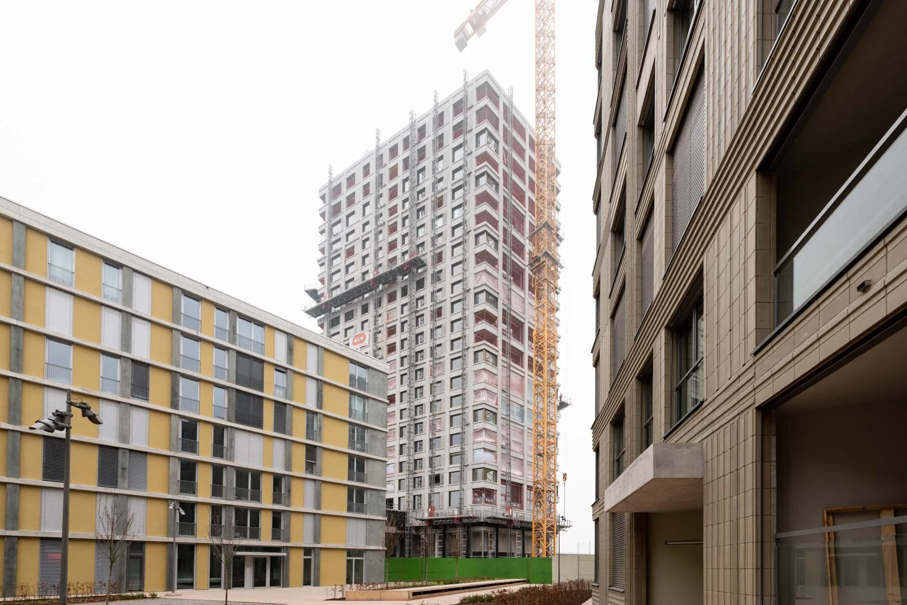 Immeubles résidentiels et chemins entre des façades à plusieurs étages