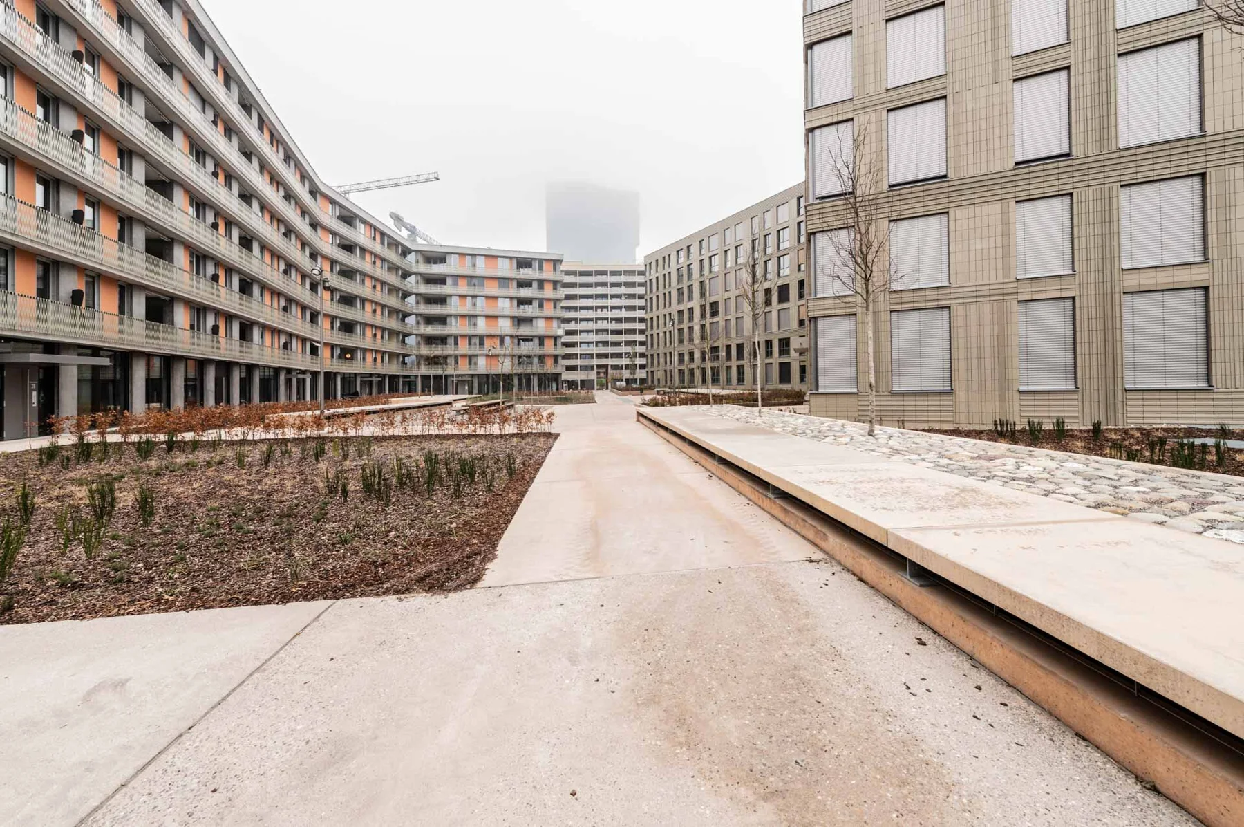 Immeubles résidentiels et chemins entre des façades à plusieurs étages