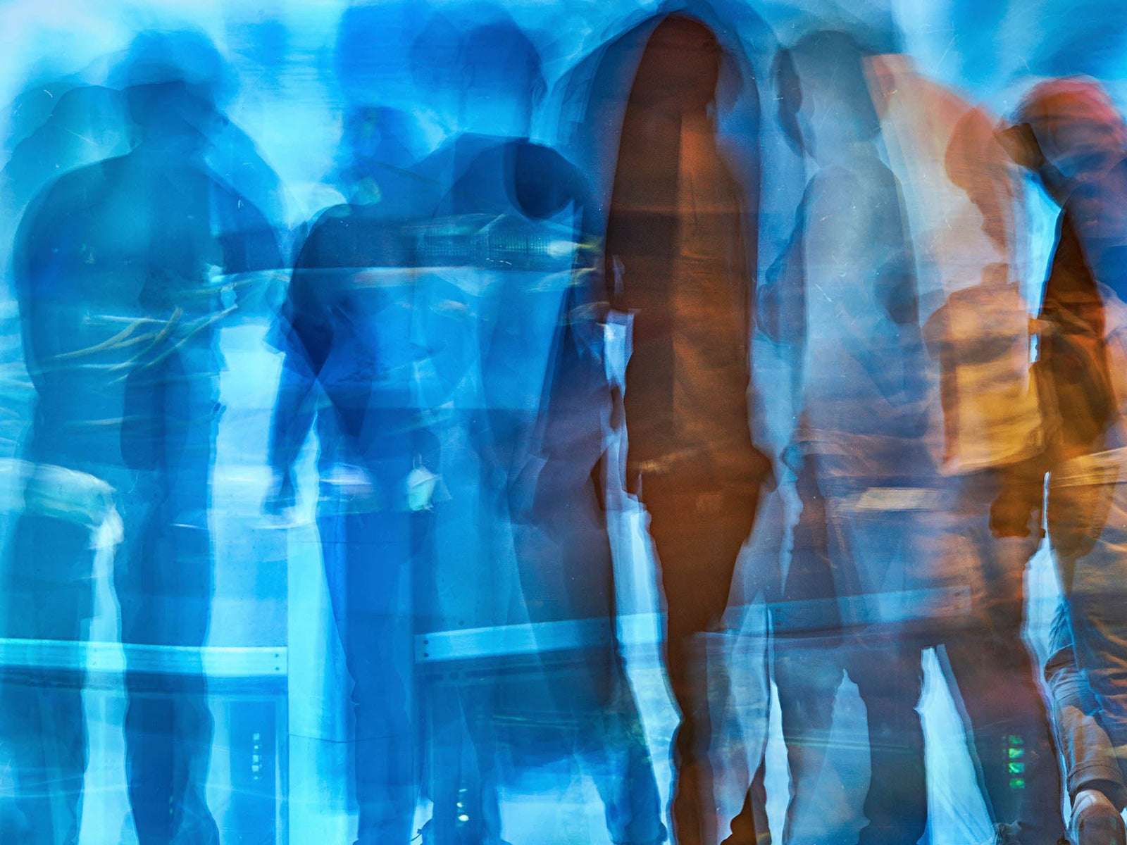 Photographie d’art d’André Wagner: Plusieurs silhouettes humaines se superposent dans un espace d’un bleu intense — X-ray 3, Japan.
