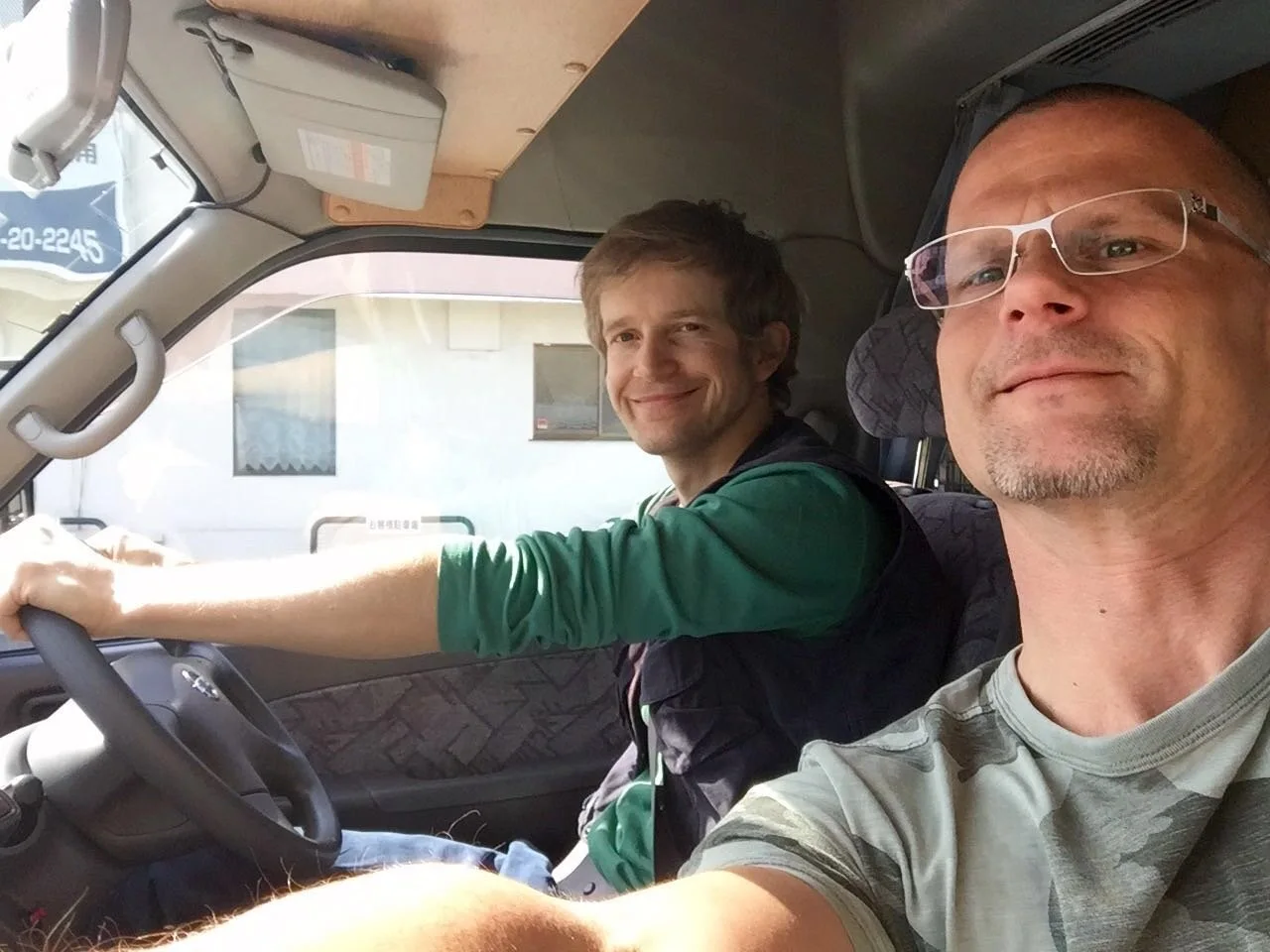 Deux voyageurs dans la cabine d’un camping-car