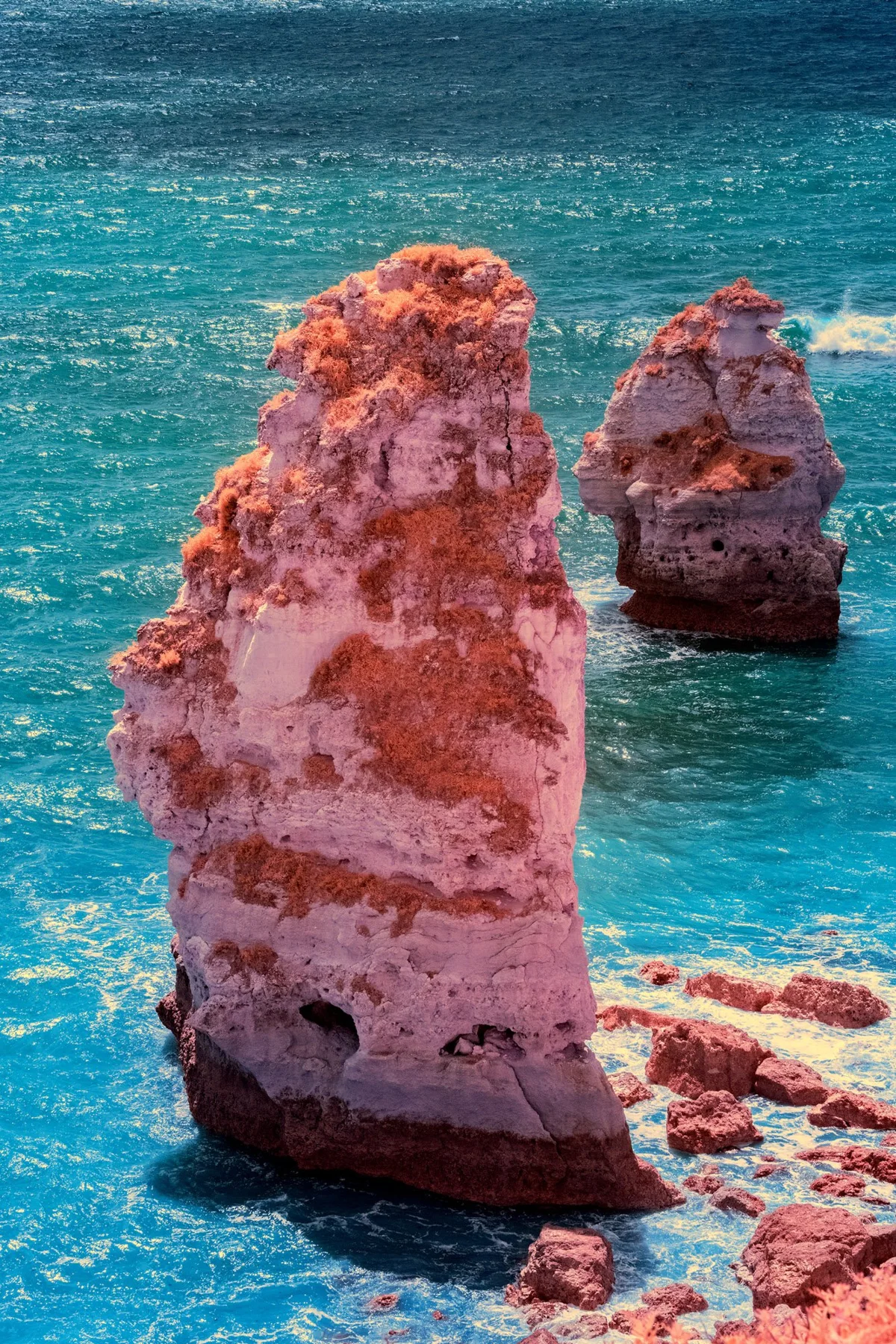 Zwei hohe Felsformationen im Meer.
