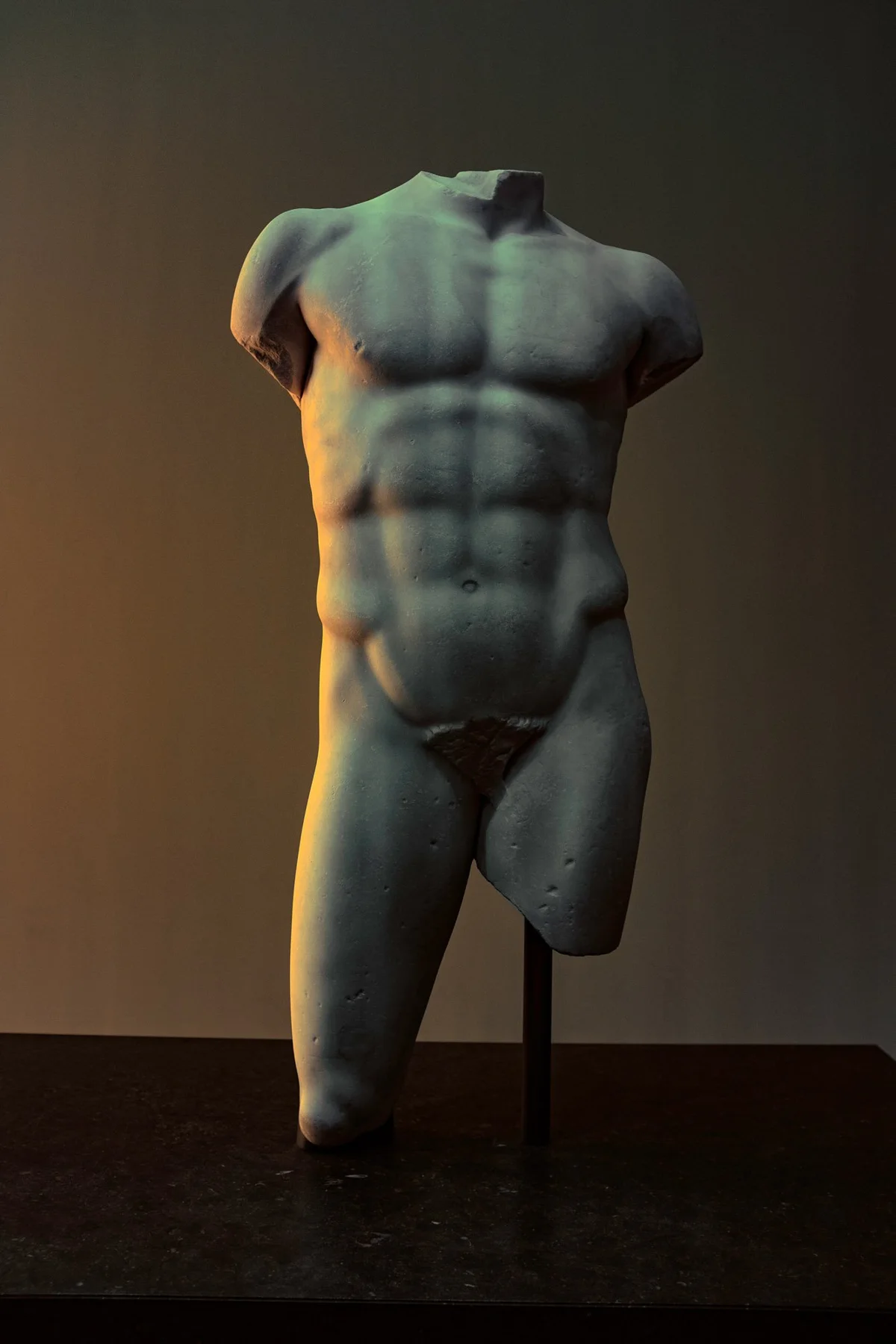 Antiker männlicher Torso auf einem Sockel.