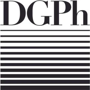 Composition graphique avec les grandes lettres &laquo; DGPh &raquo; et plusieurs lignes noires en dessous.
