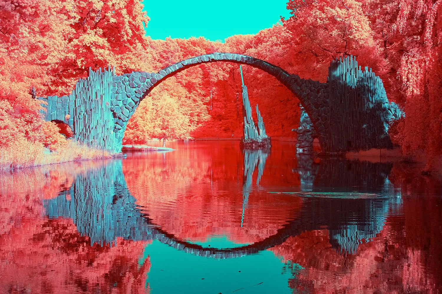 Photographie infrarouge de la Rakotzbrücke par André Wagner : un exemple de son travail sur le paysage.