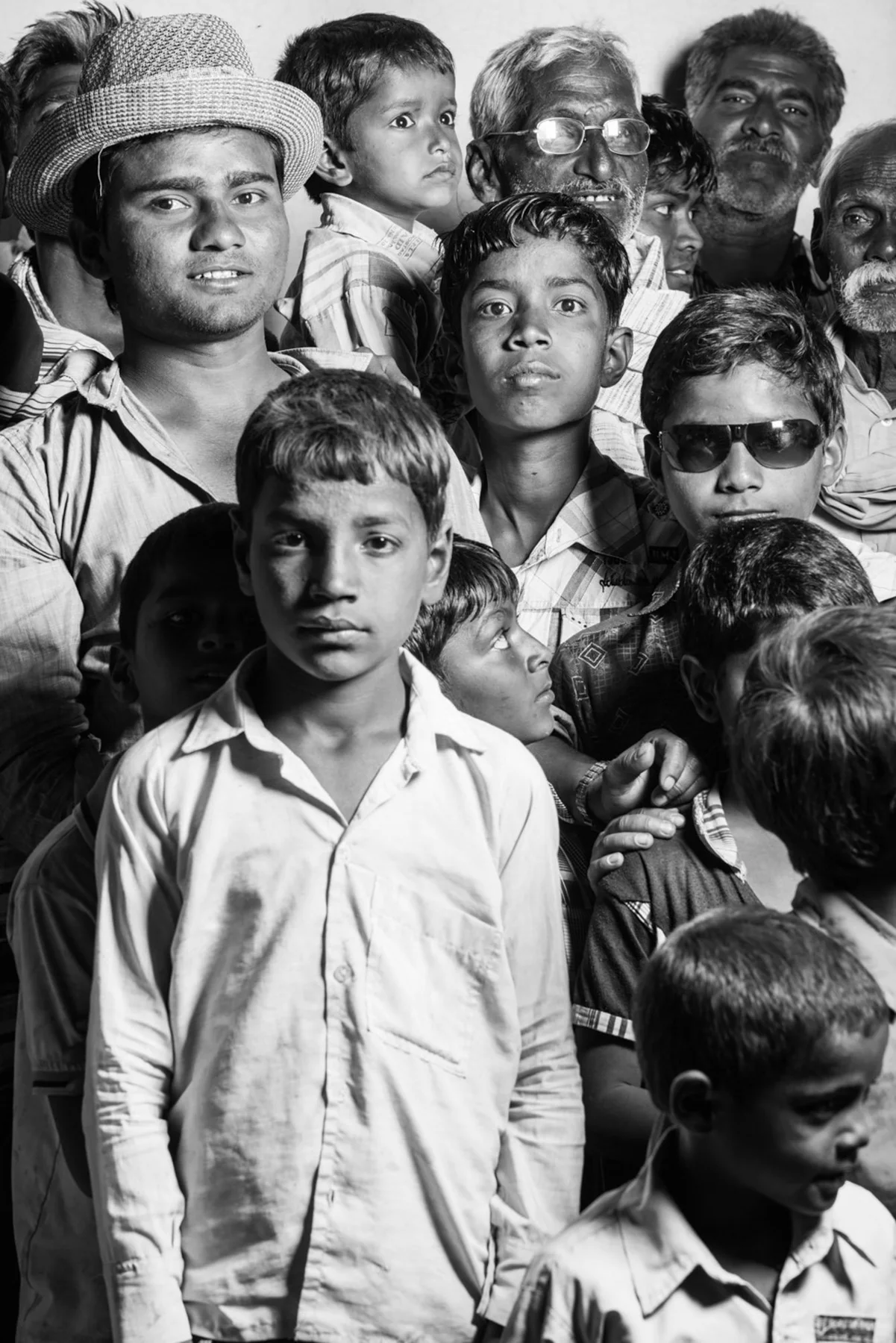 Portrait de groupe en noir et blanc avec un garçon au premier plan.