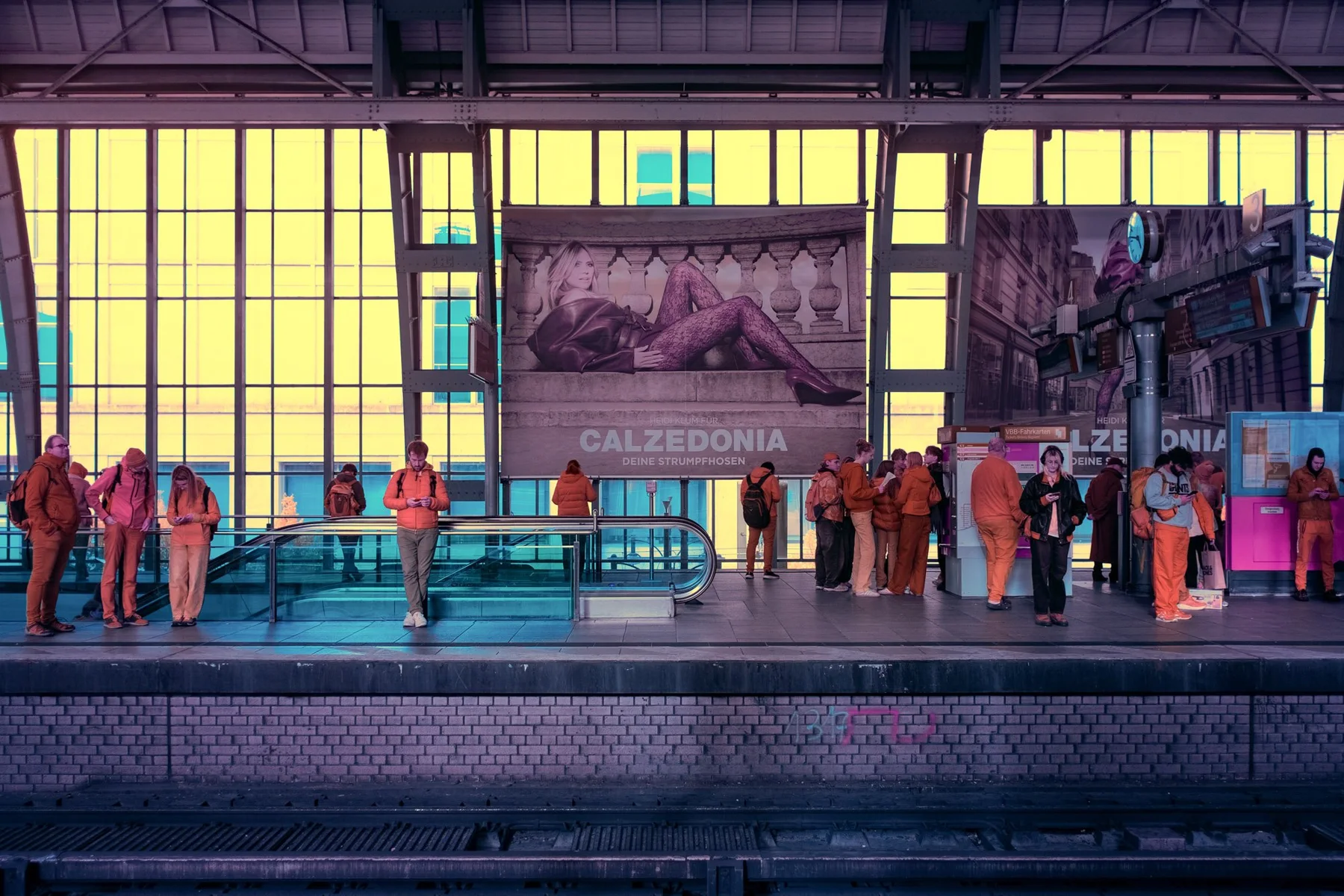 Menschen in einem Bahnhof.