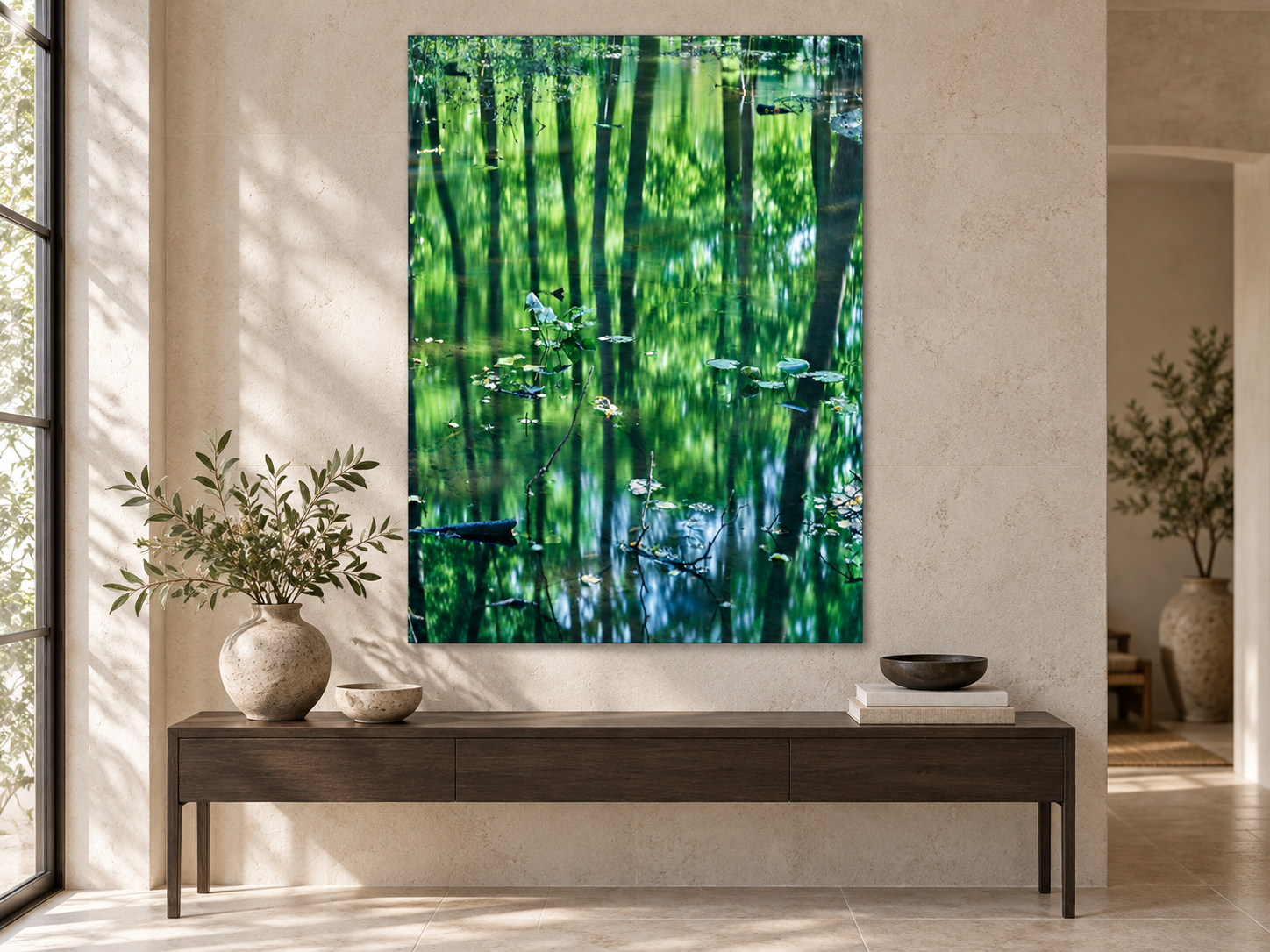KI-generierte Raumvisualisierung – REFLECTIONS IN THE FOREST, DEUTSCHLAND im Naturstein-Sammlerraum. Orientierung zu Größe und Wirkung; keine fotografierte Installation.