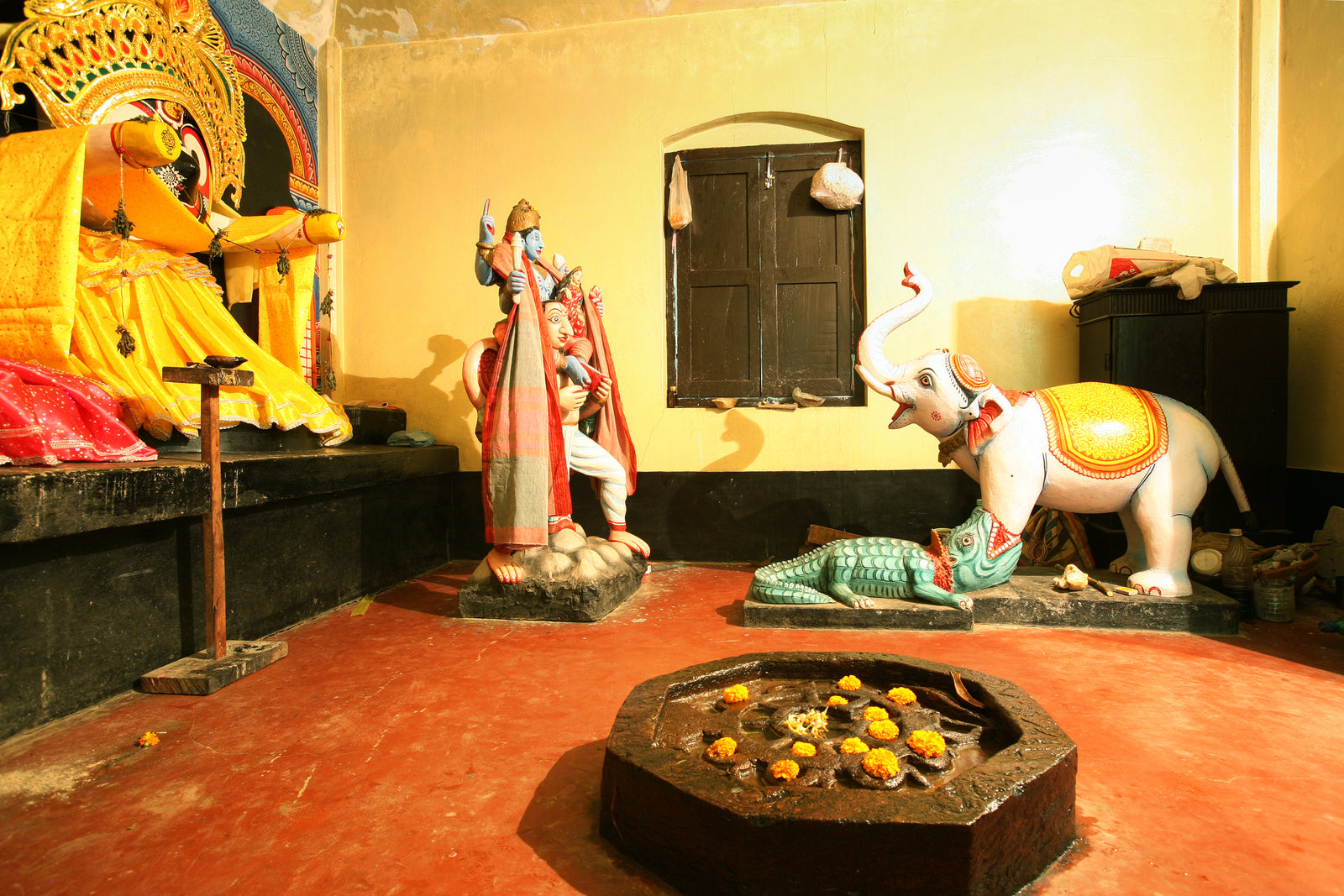 Vishnu sitting on Garuda, liberates the elephant Gajendra from the crocodile, on the left the  Jagannatha-Altar, Orissa