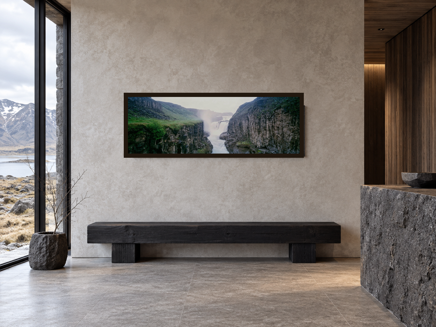 KI-generierte Raumvisualisierung – CANYON OF HVITA 3, ISLAND, 42 × 128 cm in einer isländischen Lodge. Orientierung zu Größe und Wirkung; keine fotografierte Installation.