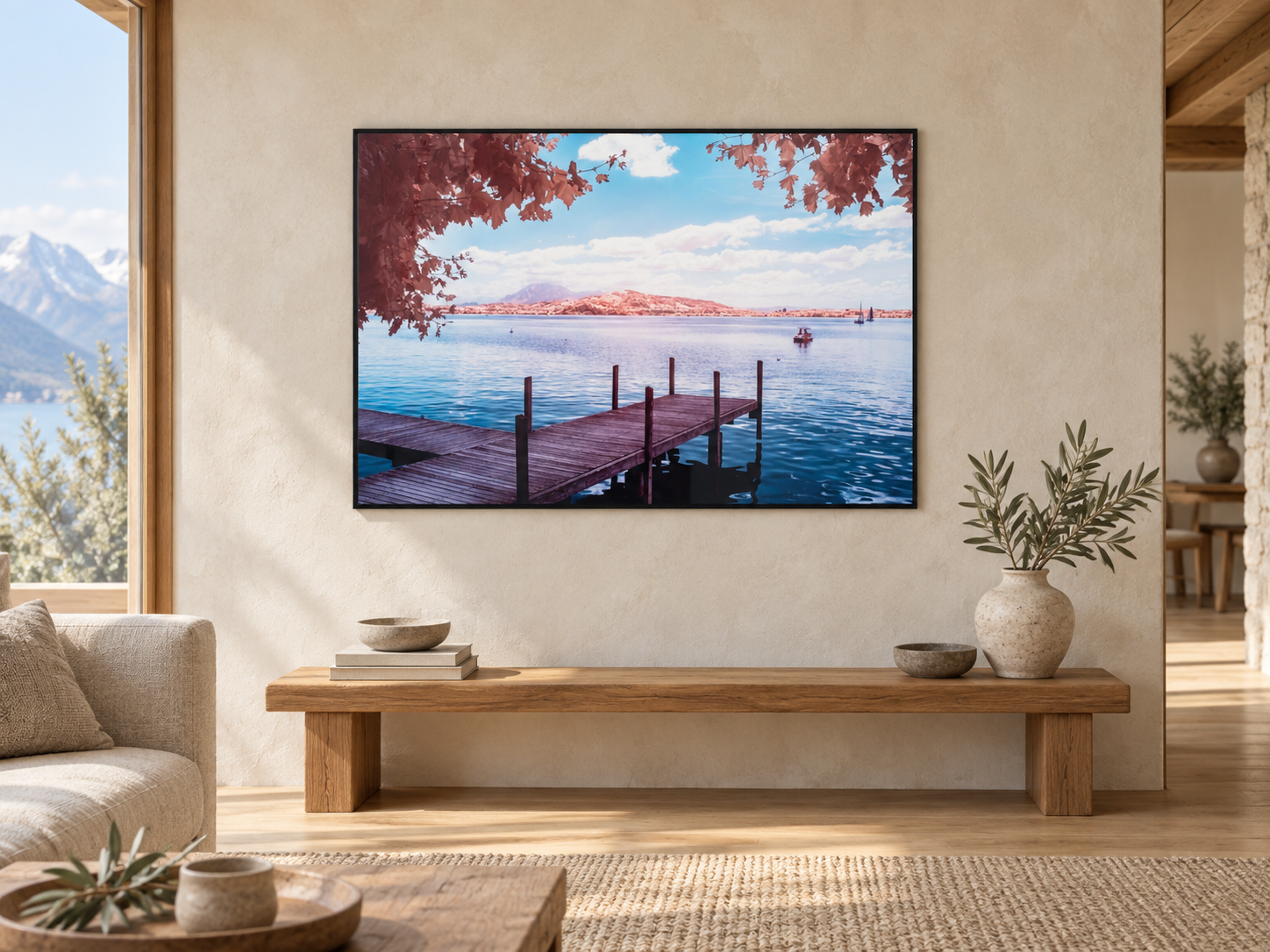 Visualisation d’intérieur générée par IA — ZUGERSEE 1, SCHWEIZ, avec la reproduction encadrée existante présentée dans son intégralité. Illustration du format et de la présence de l’œuvre ; il ne s’agit pas d’une installation photographiée.