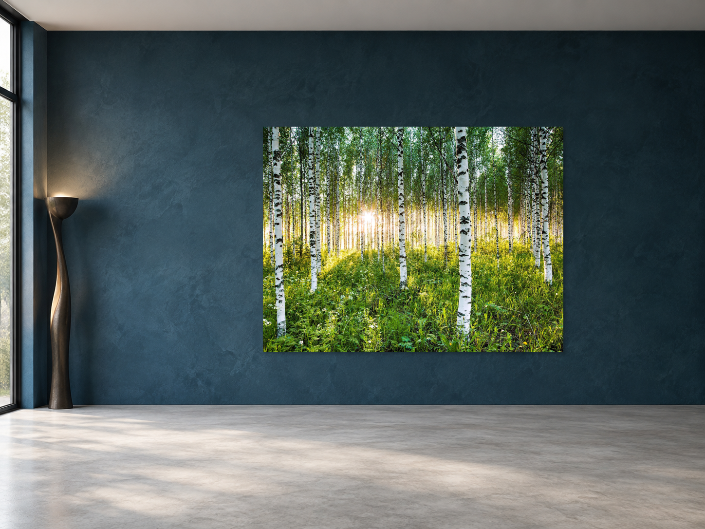 Raumvisualisierung – ATMOSPHERIC BIRCH FOREST, FINNLAND, 145 × 193 cm. Unverändertes Original, maßstäbliches Statementformat an freier petrolblauer Architekturwand.