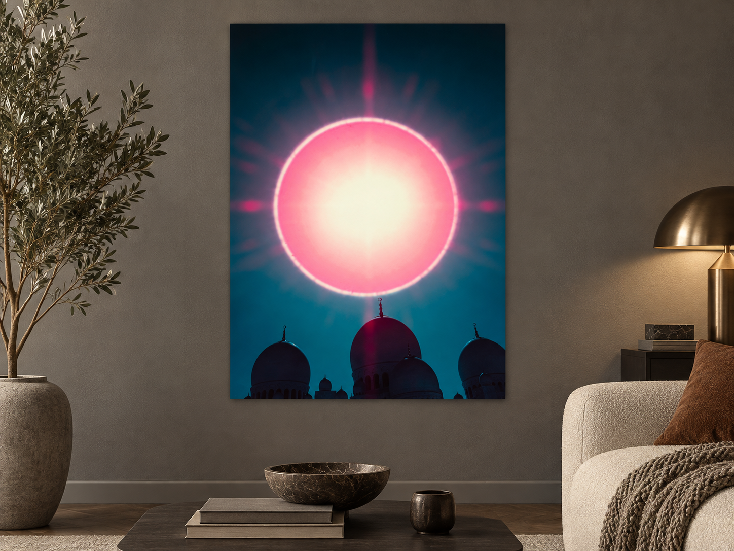 Visualisation d’intérieur avec l’œuvre « Cosmic crown: over the sheikh zayed grand mosque ». Le format, l’encadrement et la présentation sont définis lors d’un échange personnel. Il ne s’agit pas d’une installation photographiée.