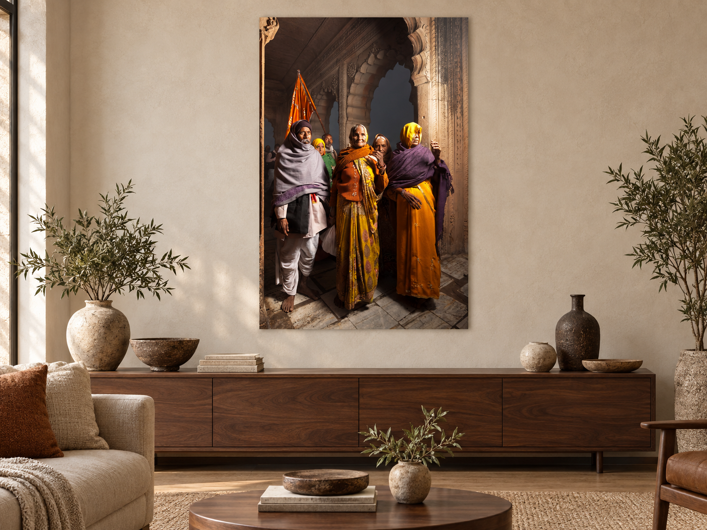 KI-generierte Raumvisualisierung – PILGRIM FAMILY, INDIEN in einem warmen Sammlerinterieur. Orientierung zu Größe und Wirkung; keine fotografierte Installation.