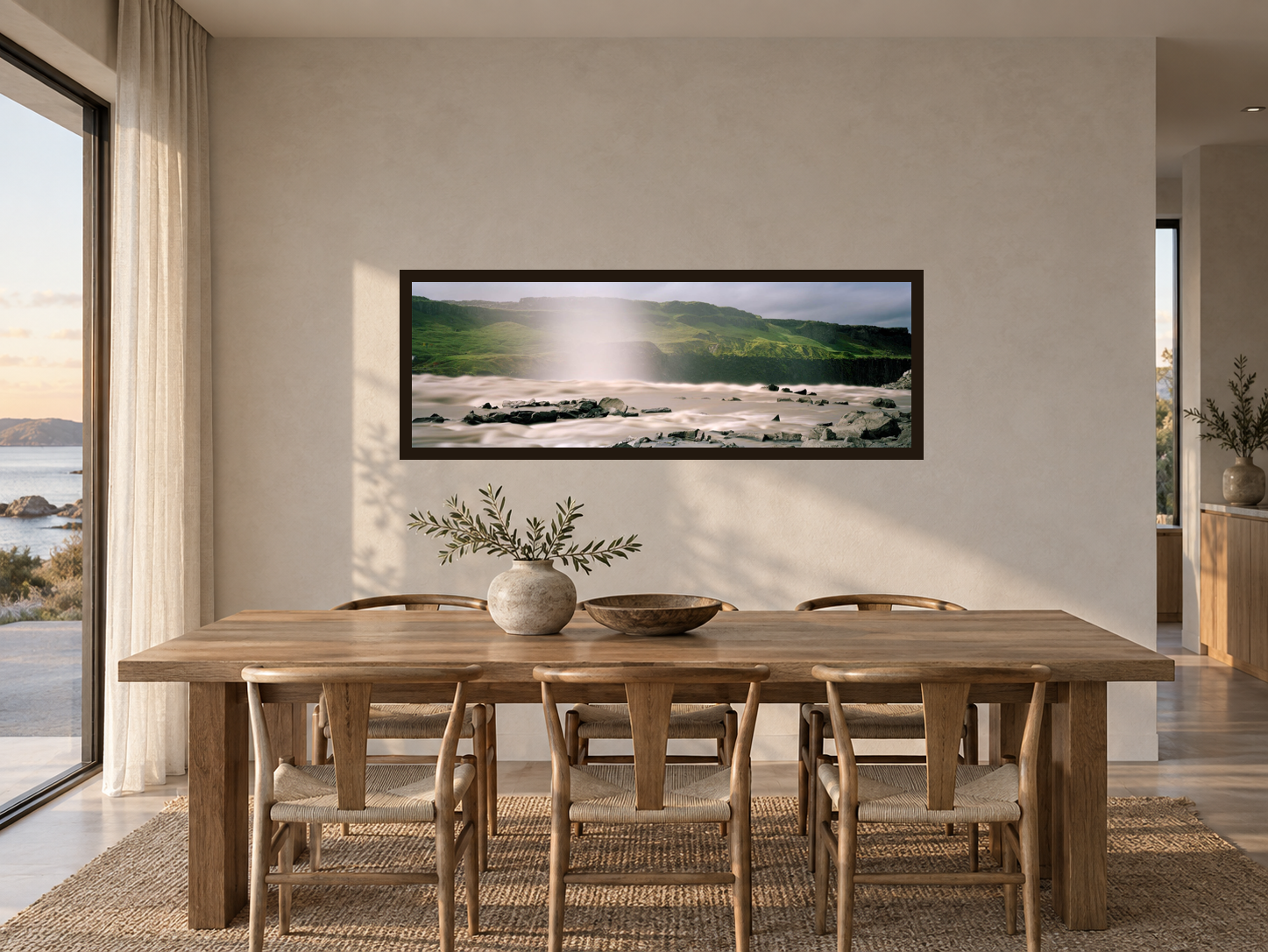 Visualisation d’intérieur générée par IA — SWIMMING AGAINST THE STREAM, ISLAND, 59 × 177 cm dans un espace de repas scandinave. Illustration du format et de la présence de l’œuvre ; il ne s’agit pas d’une installation photographiée.