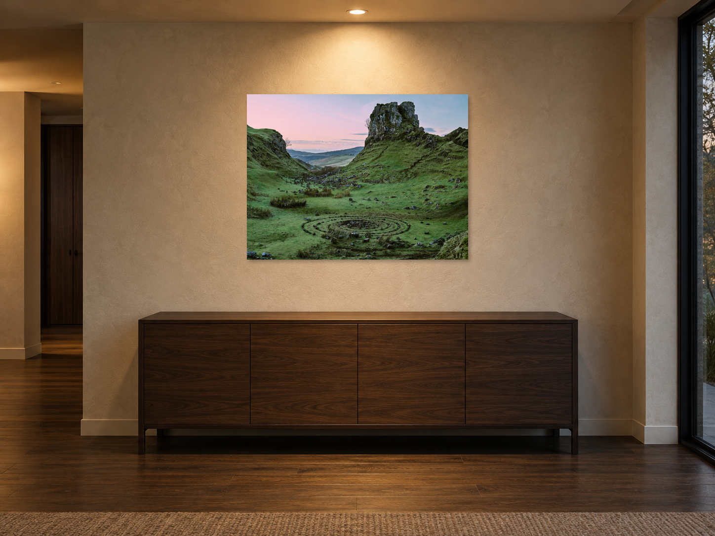 Visualisation d’intérieur générée par IA — ISLE OF SKYE 3, SCHOTTLAND, édition 81 × 108 cm. Scène spécifique avec un spot visible au plafond ; œuvre originale entière et inchangée, sans cadre, fixée au mur. Le faisceau lumineux, la lumière sur la surface et l’ombre murale sont coordonnés dans l’espace. Illustration du format et de la présence de l’œuvre ; il ne s’agit pas d’une installation photographiée.