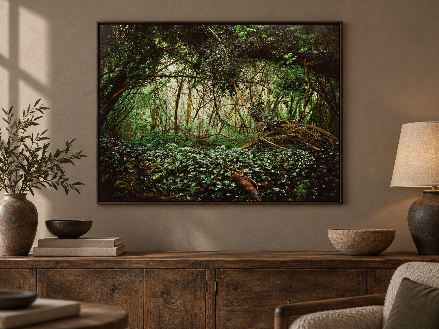 KI-generierte Raumvisualisierung – DEUTSCHER WALD, DEUTSCHLAND. Darstellung zeigt den originalen Echtholz-Künstlerrahmen und dient der Orientierung zu Größe und Wirkung; keine fotografierte Installation.