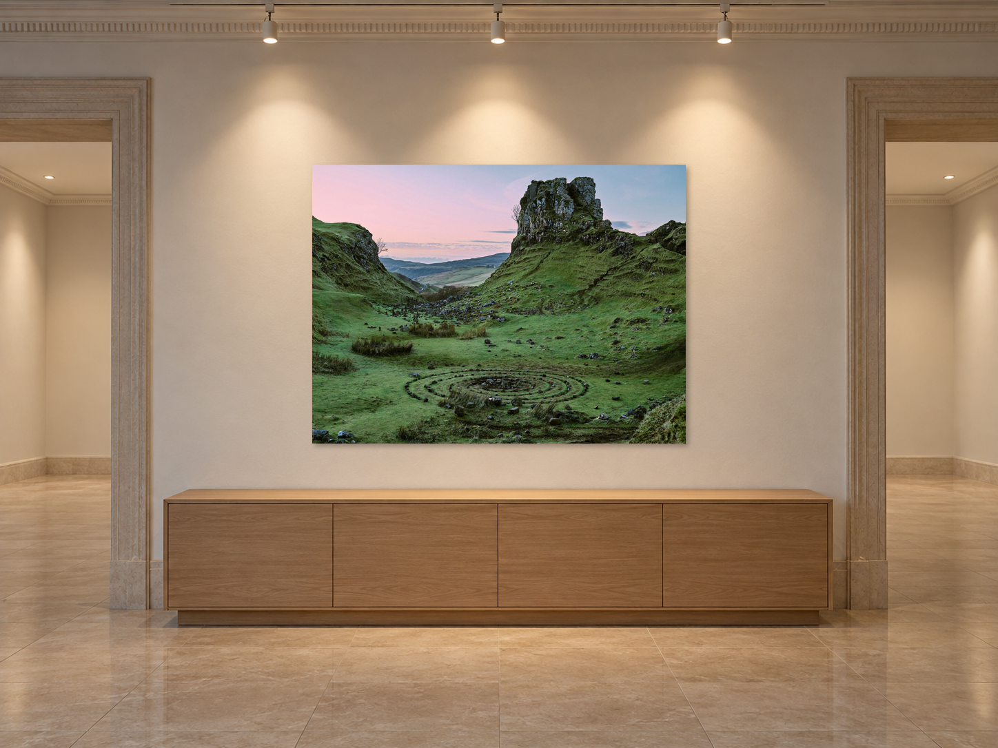 Visualisation d’intérieur générée par IA — ISLE OF SKYE 3, SCHOTTLAND, édition 145 × 193 cm. Scène de galerie spécifique avec trois spots au plafond ; œuvre originale entière et inchangée, sans cadre, fixée au mur. Les faisceaux lumineux, la lumière sur la surface et l’ombre murale sont coordonnés dans l’espace. Illustration du format et de la présence de l’œuvre ; il ne s’agit pas d’une installation photographiée.