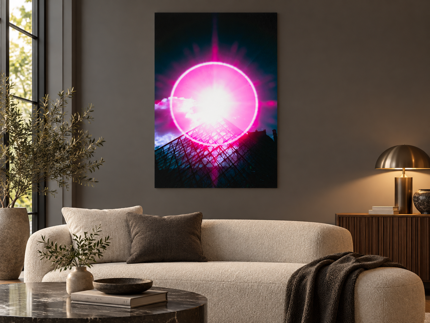 Visualisation d’intérieur avec l’œuvre « Spectrum of enlightenment: halo above the louvre, Frankreich ». Le format, l’encadrement et la présentation sont définis lors d’un échange personnel. Il ne s’agit pas d’une installation photographiée.