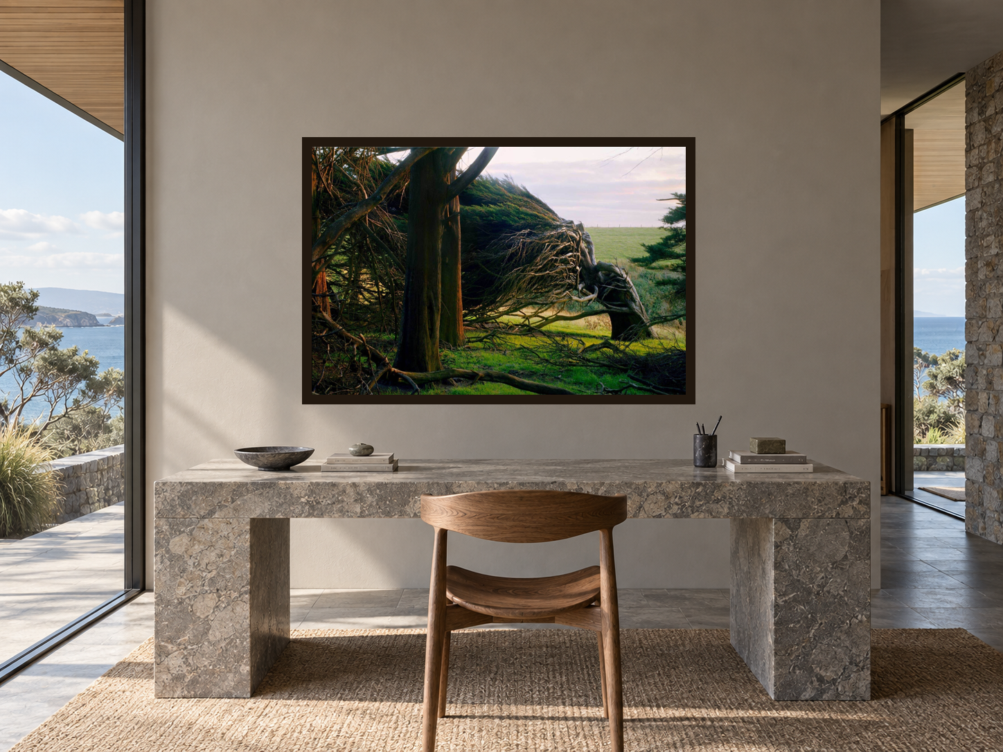KI-generierte Raumvisualisierung – FIGHT 2, NEUSEELAND, 108 × 162 cm in einem zeitgenössischen Küstenarbeitszimmer. Orientierung zu Größe und Wirkung; keine fotografierte Installation.