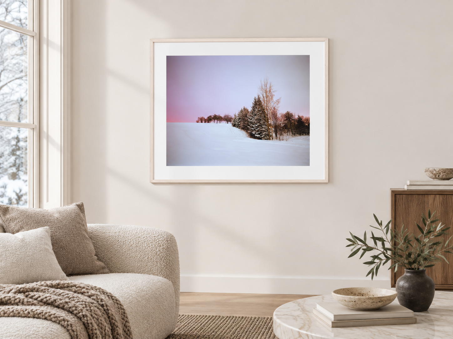 Visualisation d’intérieur générée par IA — SKI HILL, DEUTSCHLAND, œuvre d’archive encadrée avec passe-partout dans un intérieur de collectionneur à l’atmosphère hivernale. Indication du format et de la présence dans l’espace ; il ne s’agit pas d’une installation photographiée.