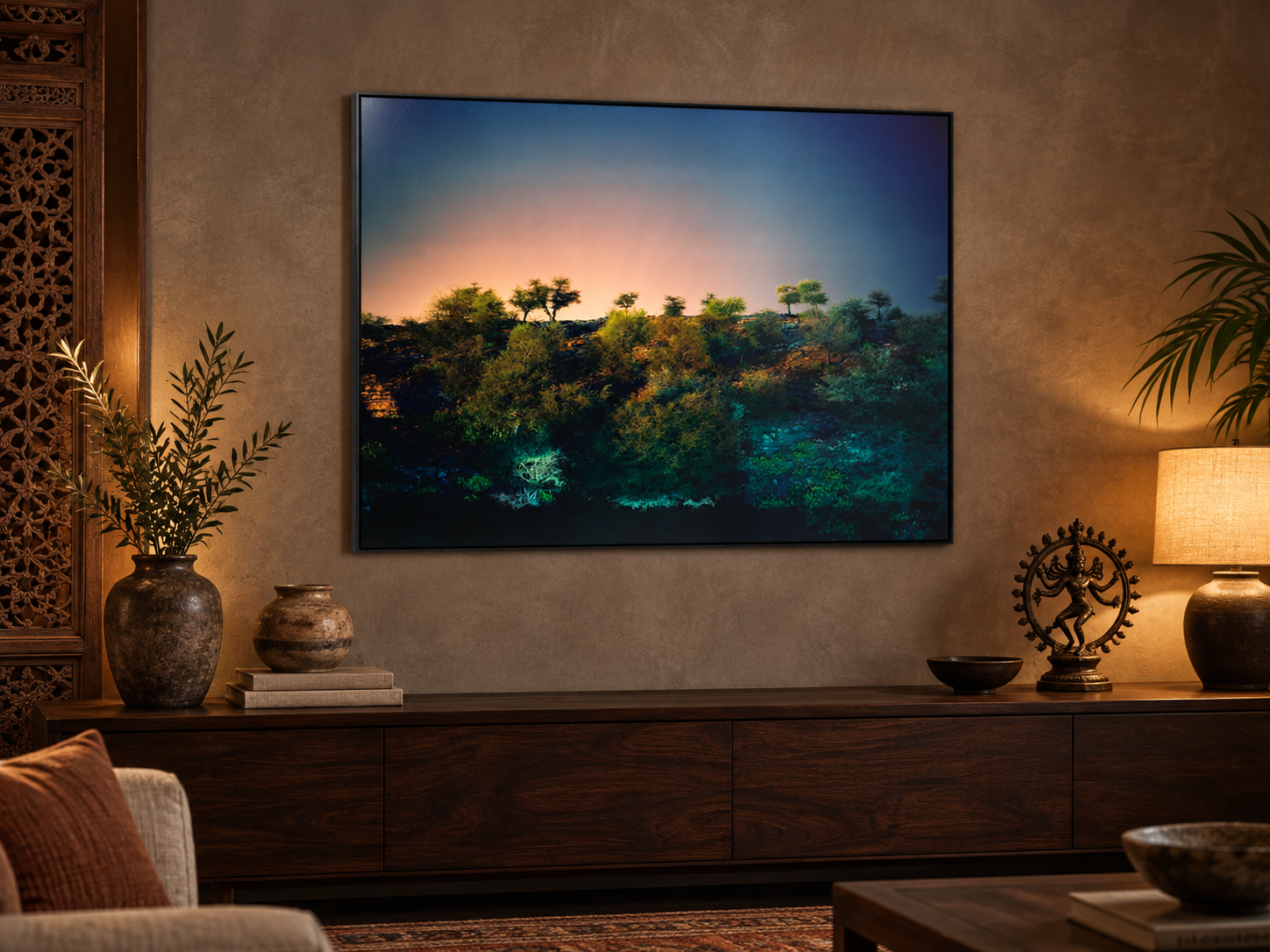 KI-generierte Raumvisualisierung – GOVARDHAN HILL, INDIEN mit vollständiger gerahmter bestehender Reproduktion. Orientierung zu Größe und Wirkung; keine fotografierte Installation.