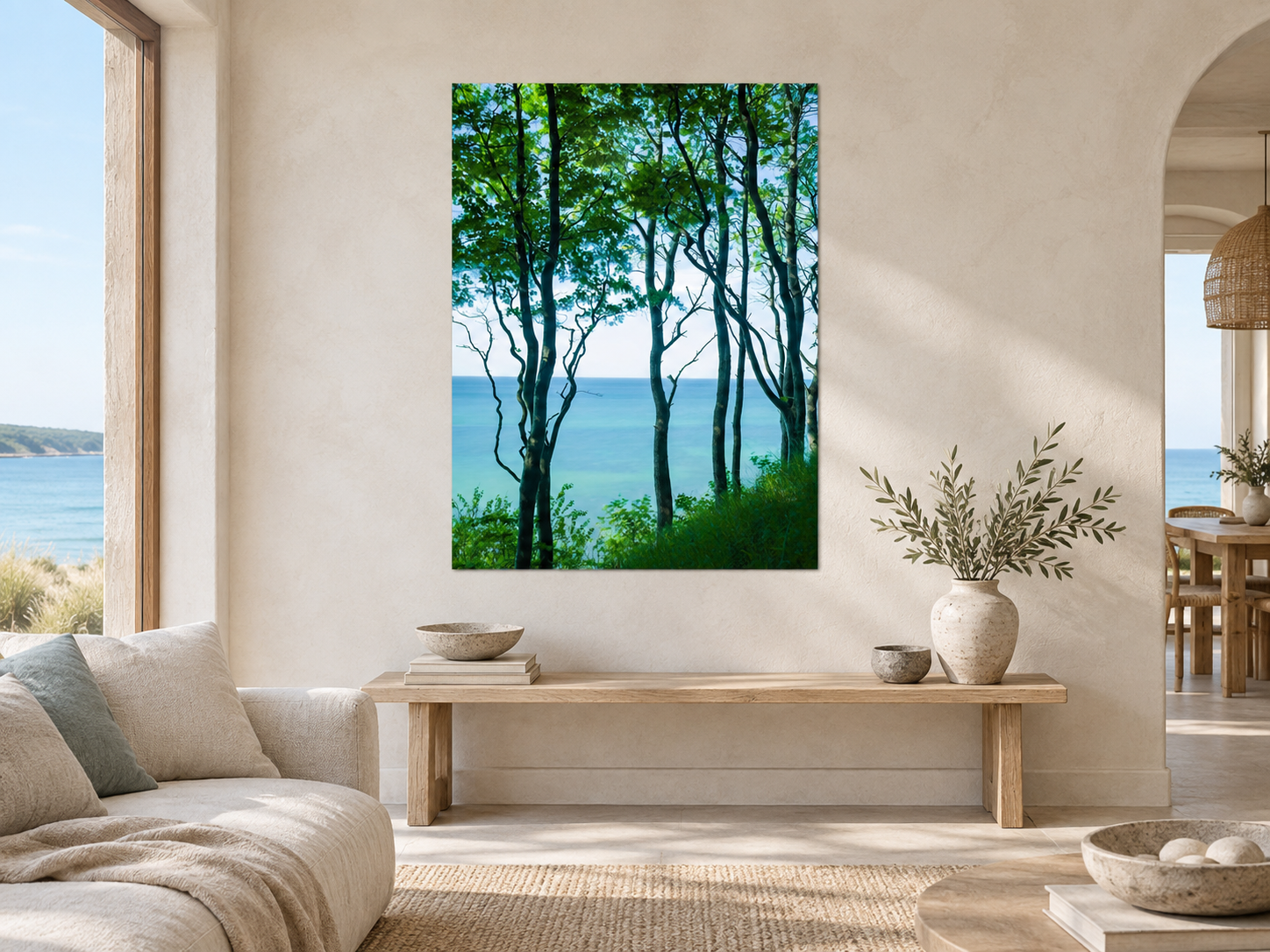 KI-generierte Raumvisualisierung – WHISPERING TREES BY THE SEA, DEUTSCHLAND im Küsten-Sammlerinterieur. Orientierung zu Größe und Wirkung; keine fotografierte Installation.