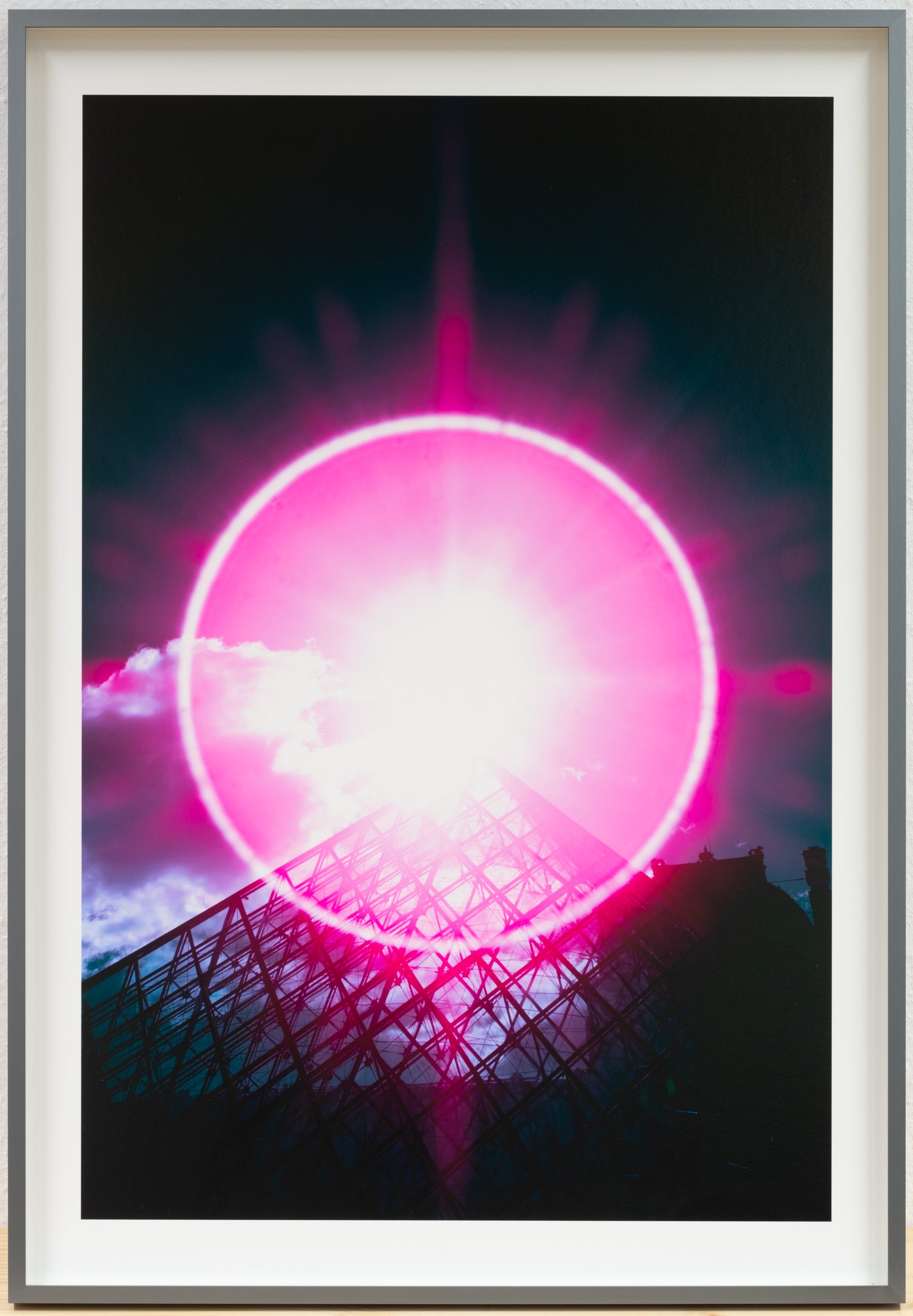 Spectrum of enlightenment: halo above the louvre, Frankreich