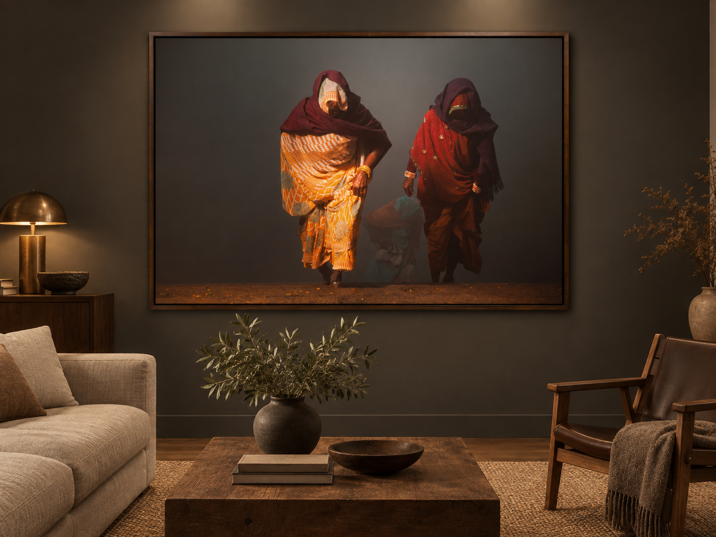 KI-generierte Raumvisualisierung – COMING BACK FROM YAMUNA RIVER, INDIEN. Darstellung zeigt den originalen Echtholz-Künstlerrahmen und dient der Orientierung zu Größe und Wirkung; keine fotografierte Installation.
