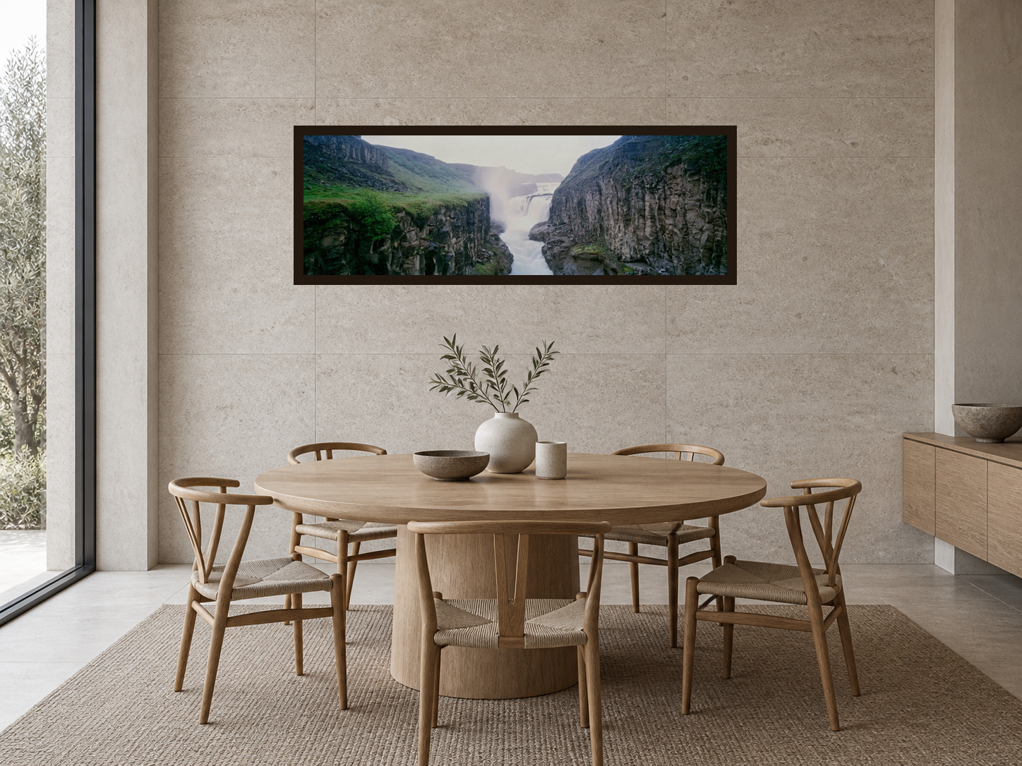 KI-generierte Raumvisualisierung – CANYON OF HVITA 3, ISLAND, 59 × 177 cm in einem nordischen Essbereich. Orientierung zu Größe und Wirkung; keine fotografierte Installation.