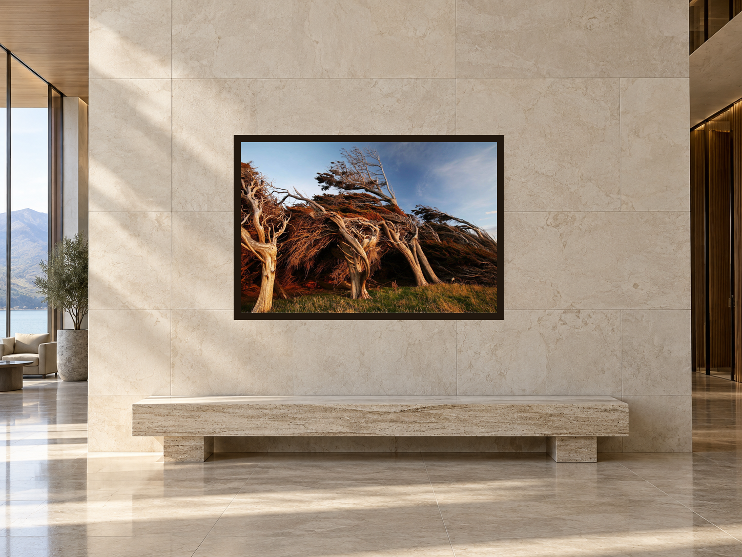 KI-generierte Raumvisualisierung &ndash; SLOPE POINT 1, NEUSEELAND, 108 &times; 162 cm in einer zeitgen&ouml;ssischen Hotellobby. Orientierung zu Gr&ouml;&szlig;e und Wirkung; keine fotografierte Installation.