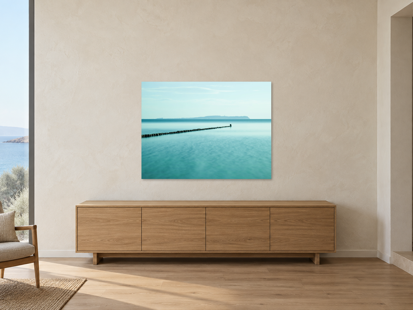 KI-generierte Raumvisualisierung – HIDDENSEE 1, DEUTSCHLAND, Edition 108,8 × 145 cm. Eigenständig erzeugte Raumszene; Originalwerk vollständig und unverändert, ungerahmt und wandmontiert. Die Bildachse bleibt frei von Gegenständen. Orientierung zu Größe und Wirkung; keine fotografierte Installation.