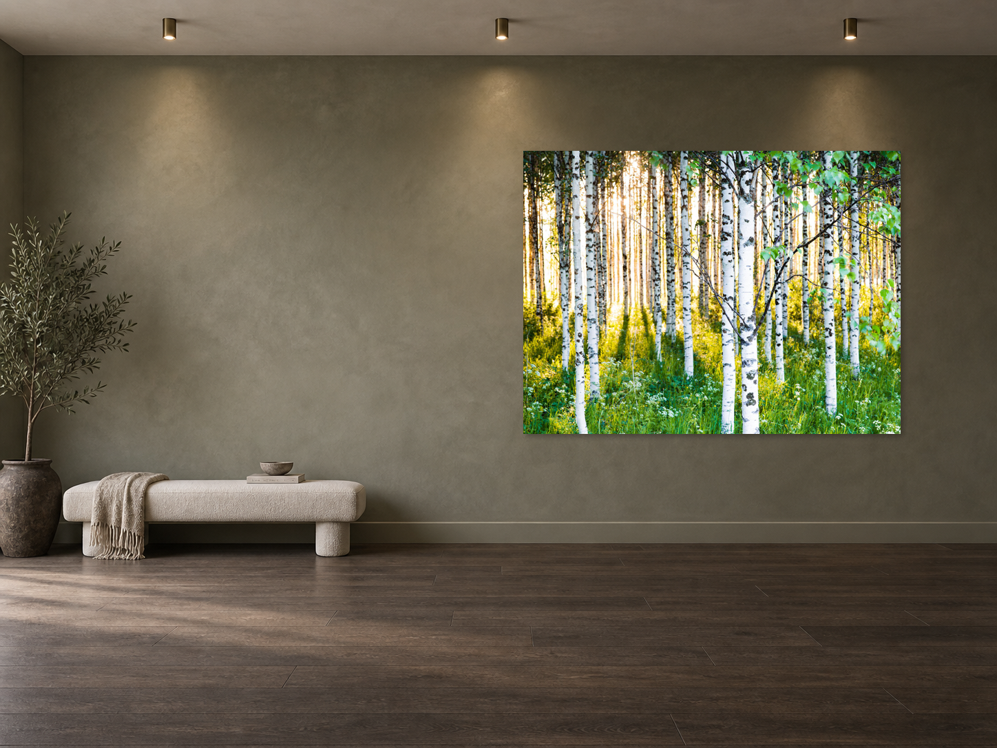 Raumvisualisierung – ATMOSPHERIC BIRCH FOREST 3, FINNLAND, 145 × 193 cm. Unverändertes Original ohne Licht-, Glanz- oder Farbüberlagerung; olivgraue Galerie-Wand und natürlicher Raummaßstab.