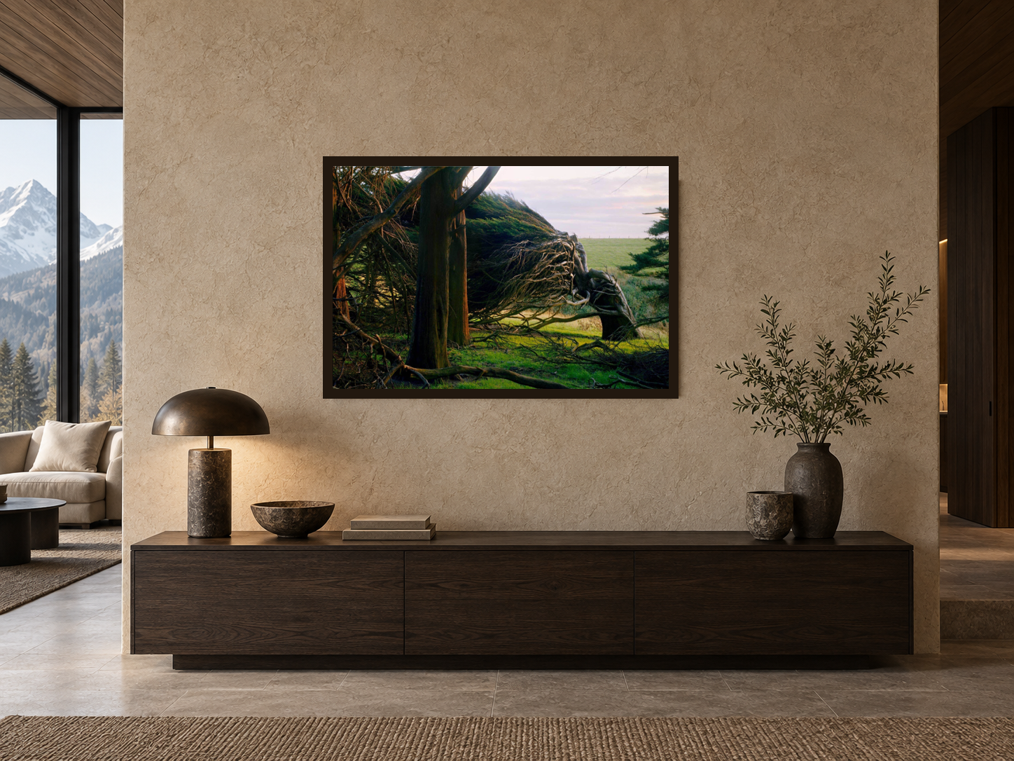 KI-generierte Raumvisualisierung – FIGHT 2, NEUSEELAND, 60 × 90 cm in einer alpinen Sammlerresidenz. Orientierung zu Größe und Wirkung; keine fotografierte Installation.