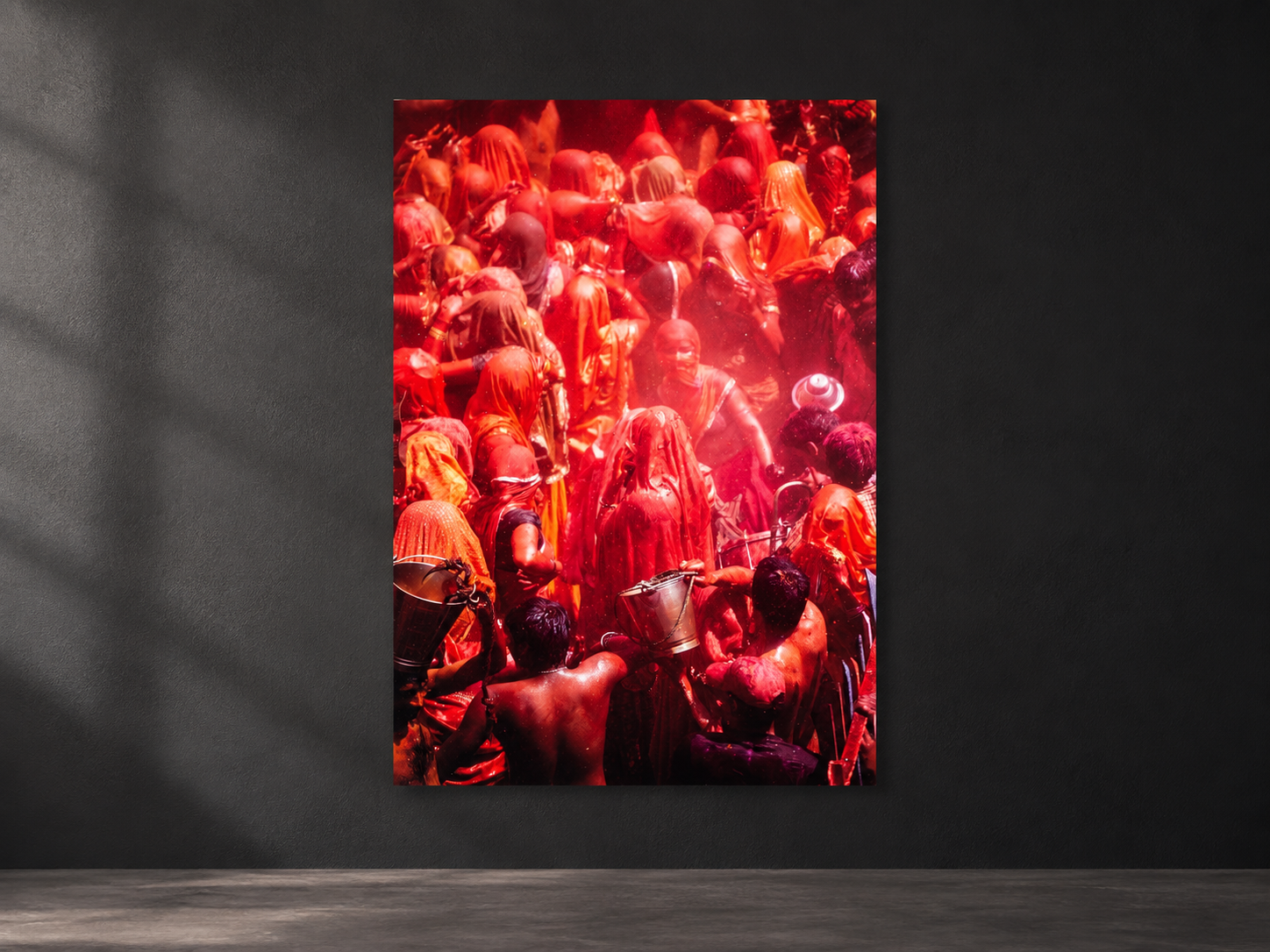 Visualisation d’intérieur générée par IA — Holi 5, Indien. Illustration du format et de la présence de l’œuvre ; il ne s’agit pas d’une installation photographiée.