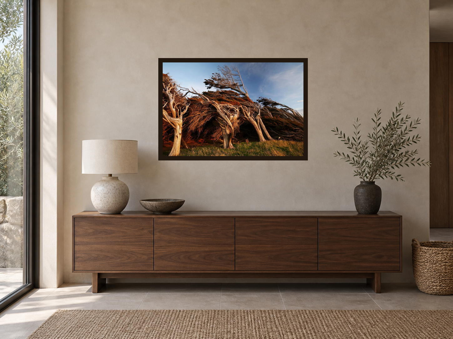 KI-generierte Raumvisualisierung &ndash; SLOPE POINT 1, NEUSEELAND, 60 &times; 90 cm in einer zeitgen&ouml;ssischen Pazifikresidenz. Orientierung zu Gr&ouml;&szlig;e und Wirkung; keine fotografierte Installation.